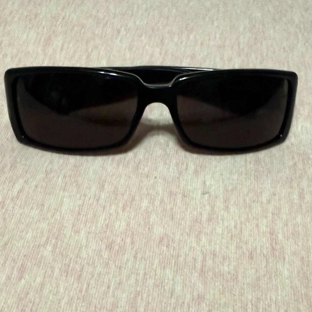 Gucci Black Rectangular Men's Sunglasses with Dark Lenses - Picture 2 of 5